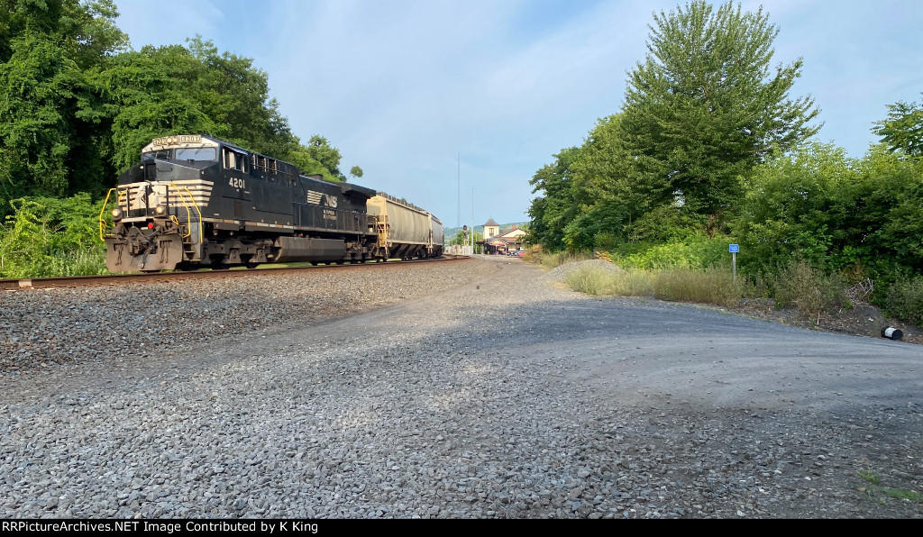 NS 4201 Passing the Lewistown, PA Amtrak Station